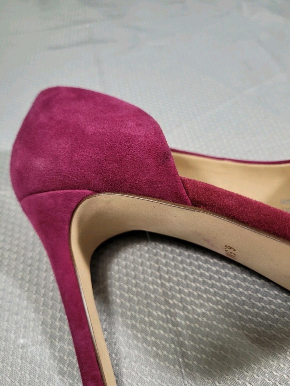 Gibson Latimer Women's Size 6 Magenta Suede Side Cut Out Peep Toe Pump Heel 220 - Picture 10 of 11